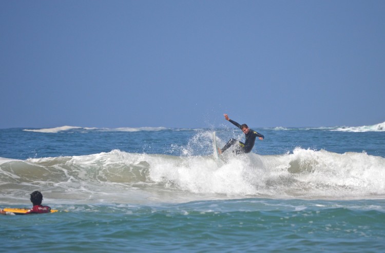 António Silveira, vencedor Juvenis/Juniores, na imagem em free surf ainda de manhã, com mar pequeno (®paulomarcelino)