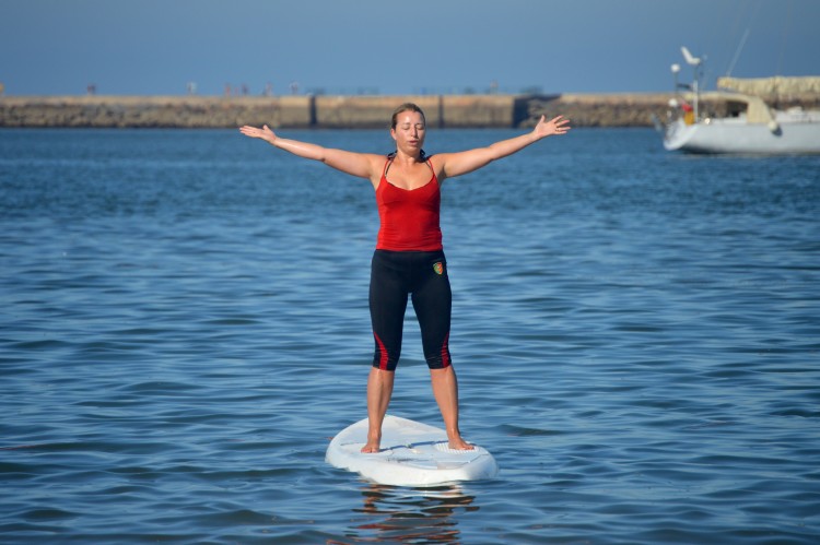 "É bom e relaxante", diz a holandesa Jaspprina de Man, de férias no Algarve e repetente nas sessões de Paddle-Yoga (®PauloMarcelino)