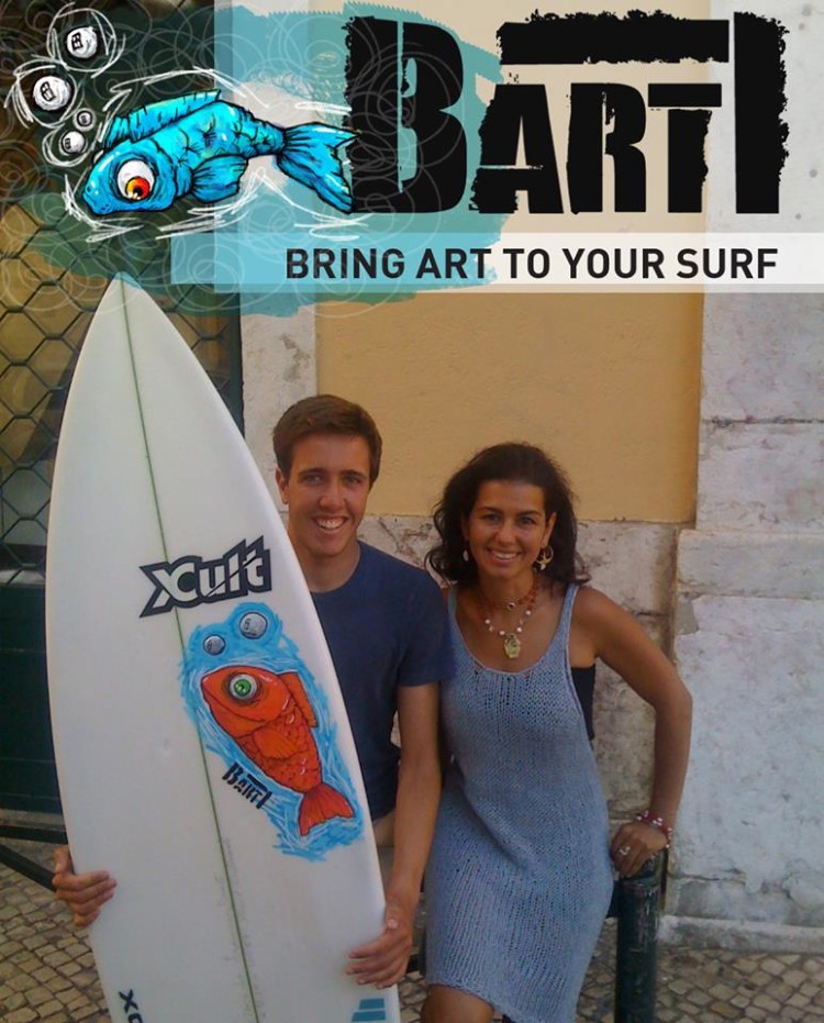 Surfista Francisco Duarte com a sua nova patrocinadora, a ilustrador Ana Lisa (®DireitosReservados)