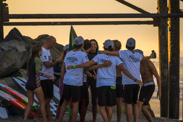 Surfistas da seleção portuguesa apoiam-se unidos na praia (®SeanEvans/ISA)