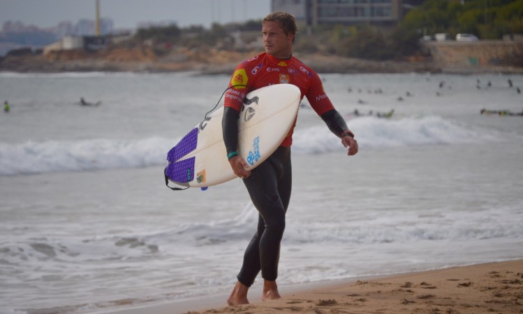 Marlon Lipke continua empenhado na carreira de surfista profissional, mas está já a preparar o futuro (®PauloMarcelino/Arquivo)