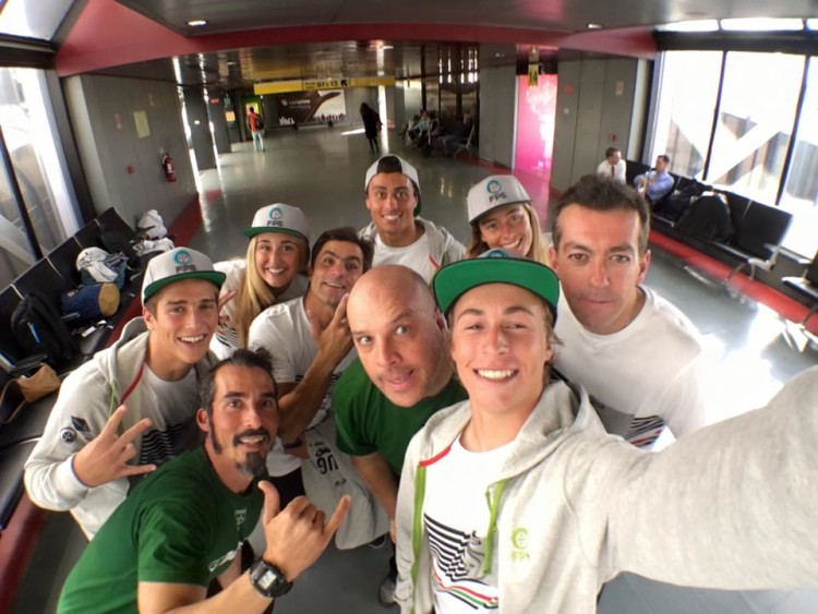'Selfie' da Seleção Nacional de Bodyboard, tirada por Miguel Adão, esta quarta-feira à tarde, no Aeroporto de Lisboa (®MiguelAdao)