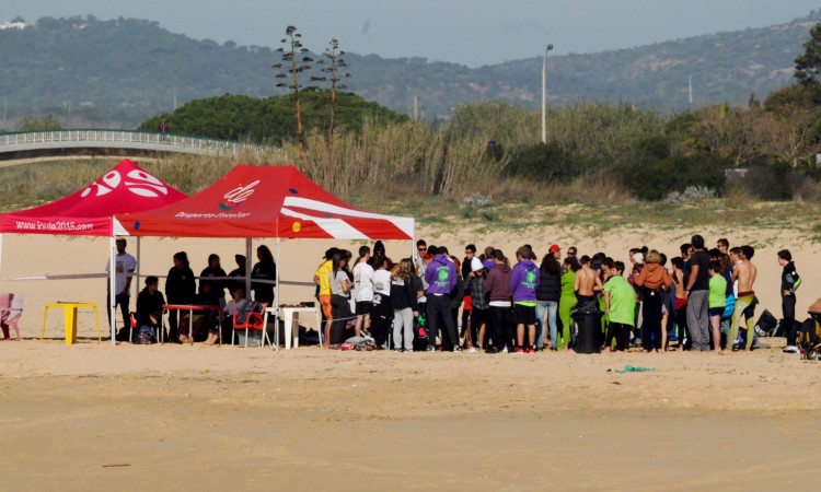 Encontro de desporto escolar na Praia da Falésia juntou 60 alunos do ensino básico da região, para uma prova de surf e bodyboard (®DR)