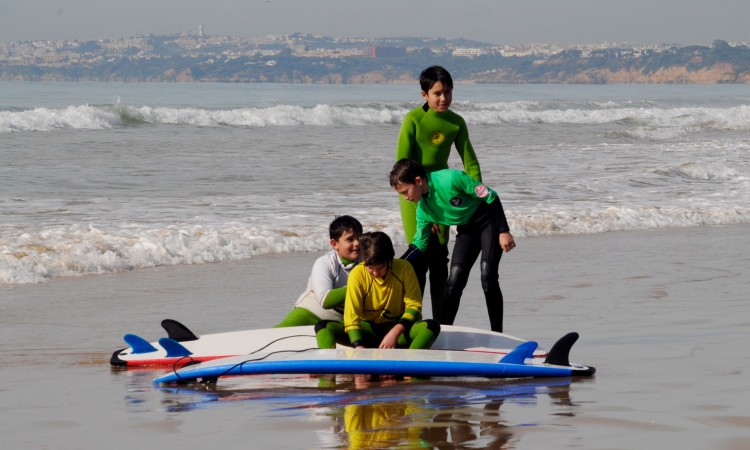 Participam no regional de surf escolar alunos de Quarteira, Armação de Pêra, Portimão e Aljezur (®DR)