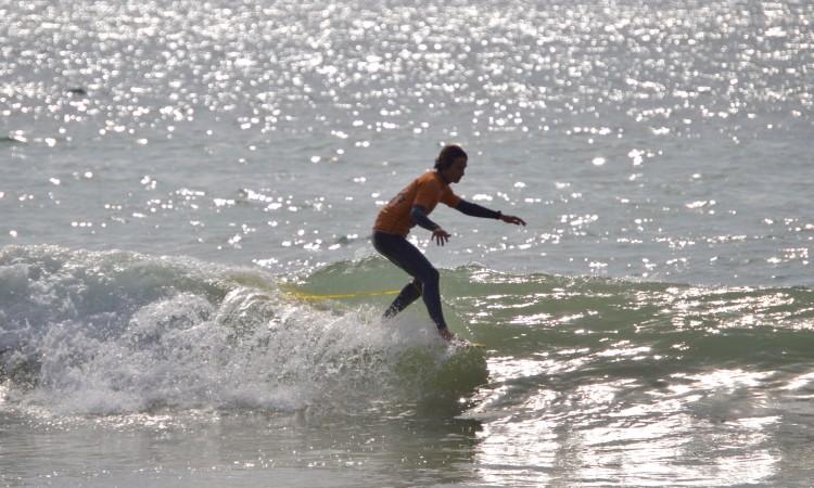 Isaac Felizardo, à procura do 'hang five' que a 'moleza' das ondas não permitia. Surfista de Portimão venceu a final Longboard (®PauloMarcelino)