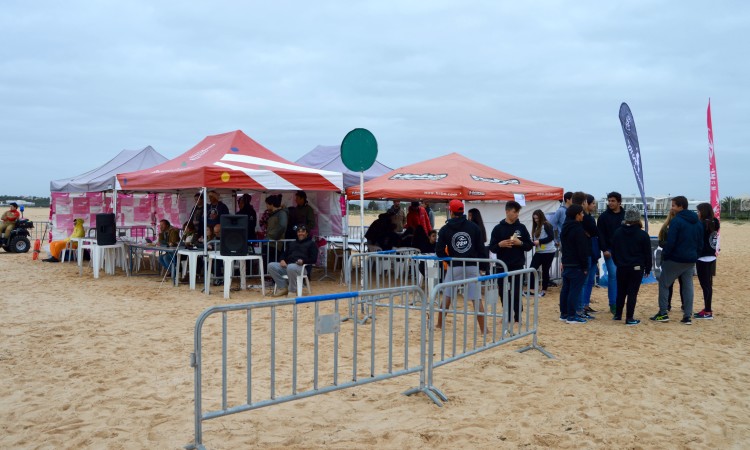 Estrutura instalada pelo Quarteira Surf Project na Praia da Falésia, para a 1ª Etapa CRSSul 2016 (®PauloMarcelino)
