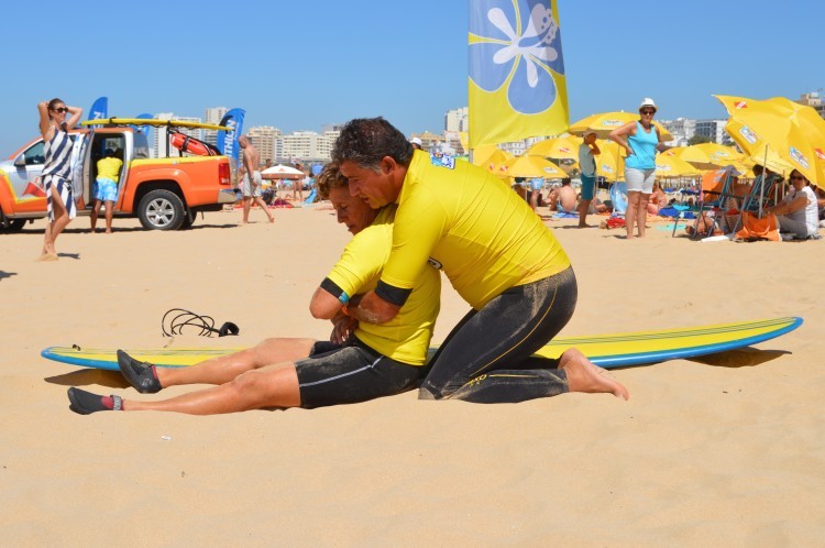 Surfistas são a primeira linha de socorro a banhistas. Em 2014, salvaram 80 vidas nas praias portuguesas (®PauloMarcelino/Arquivo)