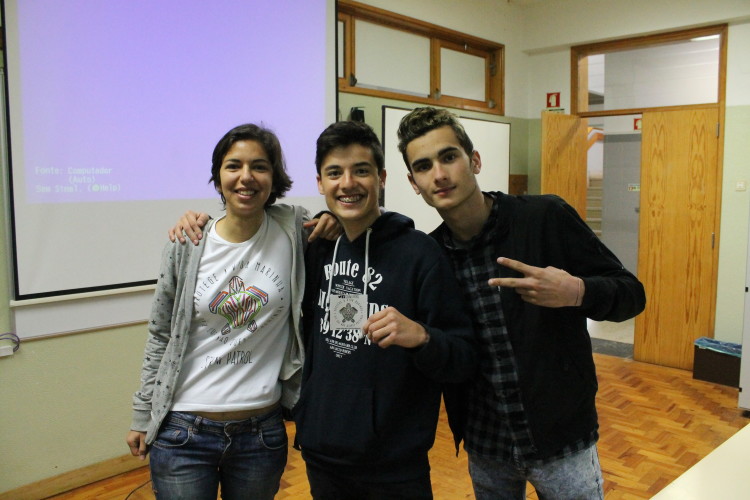 Carla Lorenço with students after a school lecture (®DR)