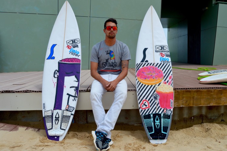 Paulo Almeida já tem autocolantes e 'decks' Ocean & Earth nas suas pranchas (®PauloMarcelino)