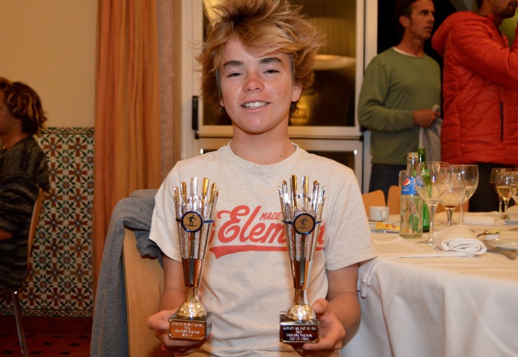 Diogo Pereira, com os troféus de vencedor Sub-14 e Sub-16 do Circuito Regional de Surf do Sul 2016 (®PauloMarcelino)