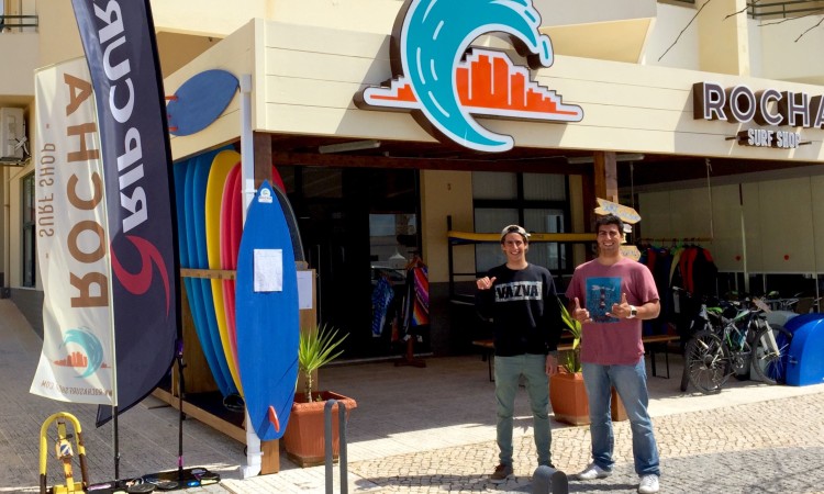 Apoio da Rocha Surf Shop ao surfista poderá ser reforçado no futuro (®DR)