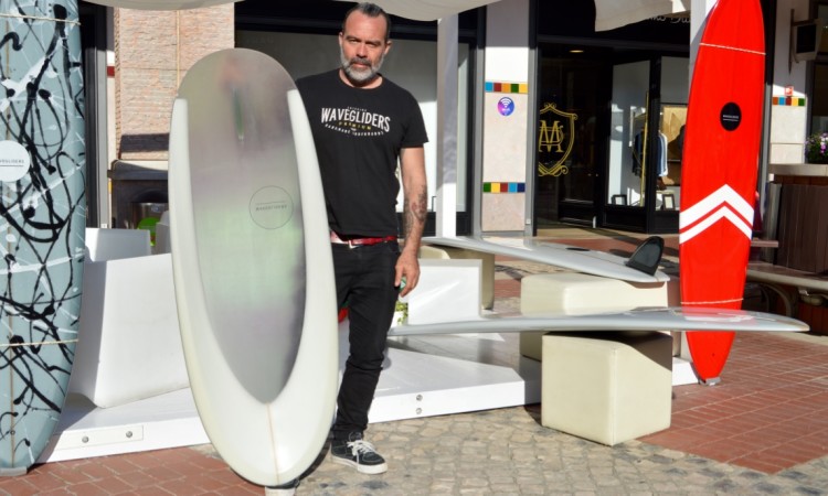 shaper 'Nico' holding his spoon surfboard, a rarity in Portugal (®PauloMarcelino)
