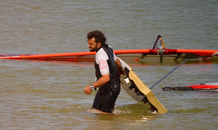 Vasco Chaveca arriving at the beach today after being forced by illness to drop out of the last race (®PauloMarcelino)