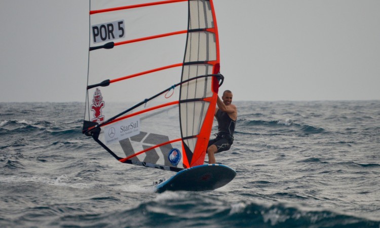 Miguel Martinho tem razão para estar contente: venceu todas as regatas até ao momento e em condições diferentes de mar e de vento (®PauloMarcelino)