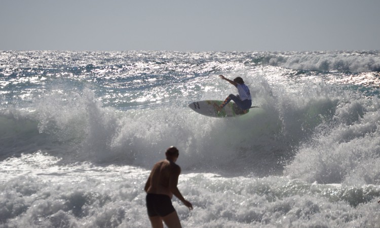 João Mendonça a espantar banhistas com o seu surf exuberante (®PauloMarcelino)