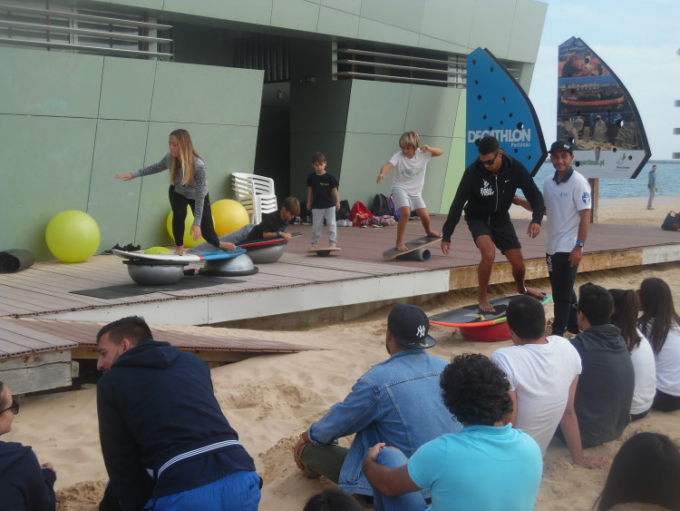 Atletas demonstraram exercícios funcionais de fisioterapia preventiva aplicada ao surf, numa sessão prática dirigida pelo fisioterapeuta Filipe Costa (®DR)