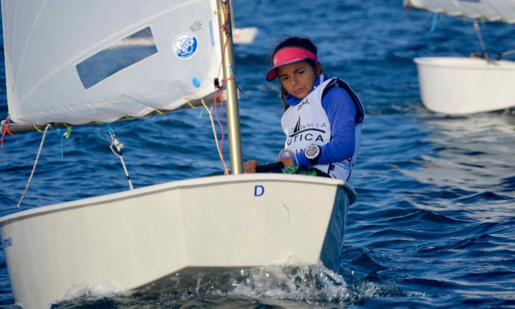 Beatriz Cintra, do Clube Naval de Portimão, vencedora Optimist Juvenis (®PauloMarcelino)
