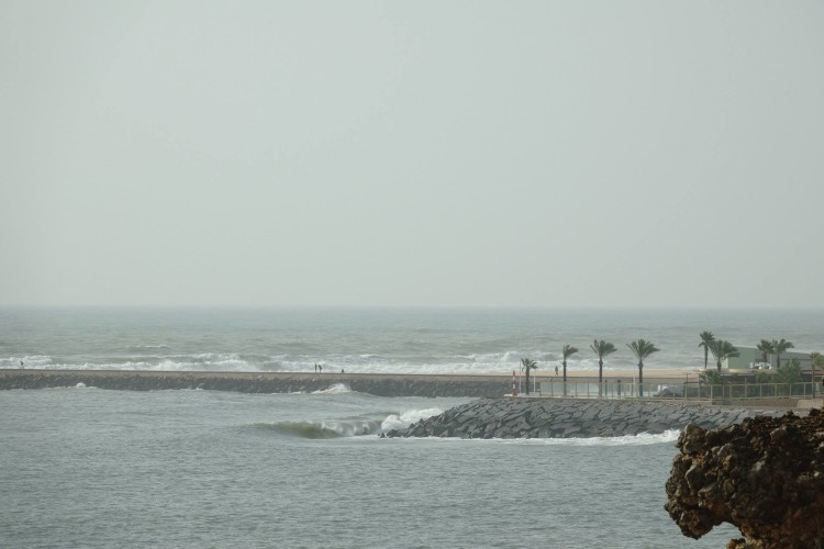 'Onshore' tempestuoso na praia, ao fundo; ondas no rio, esta terça-feira, em Portimão (®JoaoBrekBracourt)