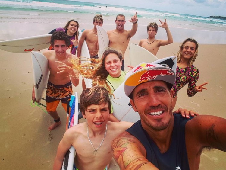 'Martim' Magalhães, à esquerda, de calções laranja e preto, numa 'selfie' com o grupo acolhido por Fortunato Jr (®DR)