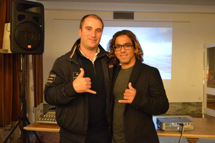 Surfista com o presidente da Câmara de Vila do Bispo, Adelino Soares, na ante-estreia do filme 'Algarve', em 2014, em Sagres (®PauloMarcelino/arquivo)