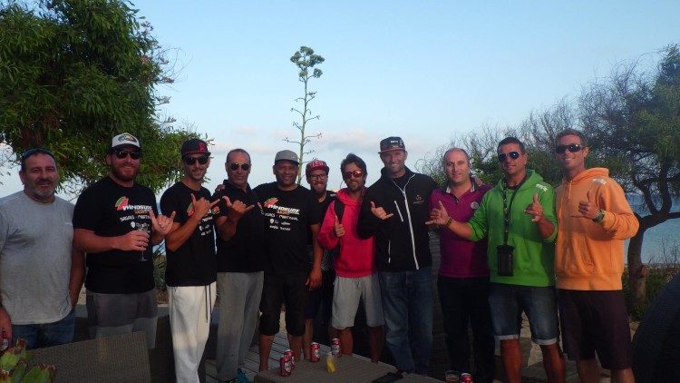 Foto de grupo de atletas e amigos, incluindo o presidente da Câmara de Vila do Bispo, Adelino Soares (®APWind)