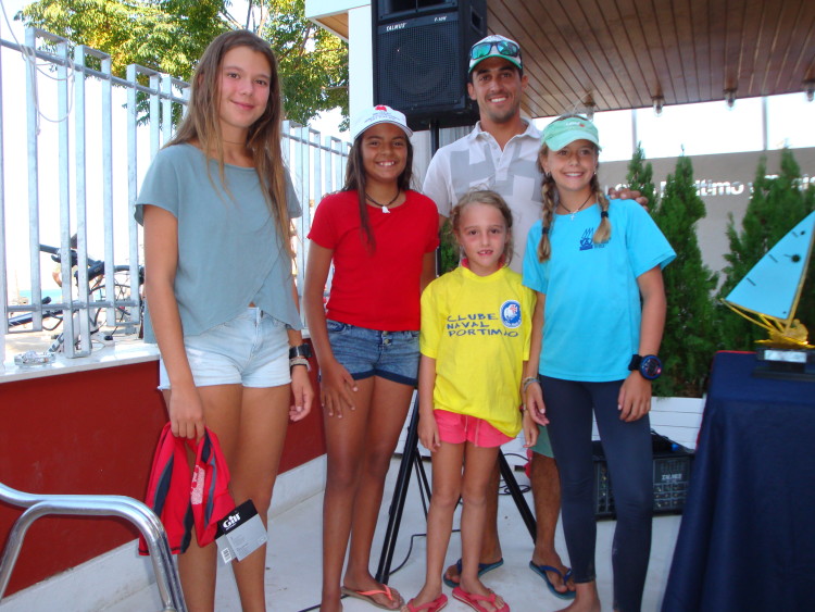 Beatriz Cintra, de vermelho foi embaixadora do CNPortimão e ofereceu uma camisola do clube algarvio à mais jovem velejadora na prova espanhola (®DR)